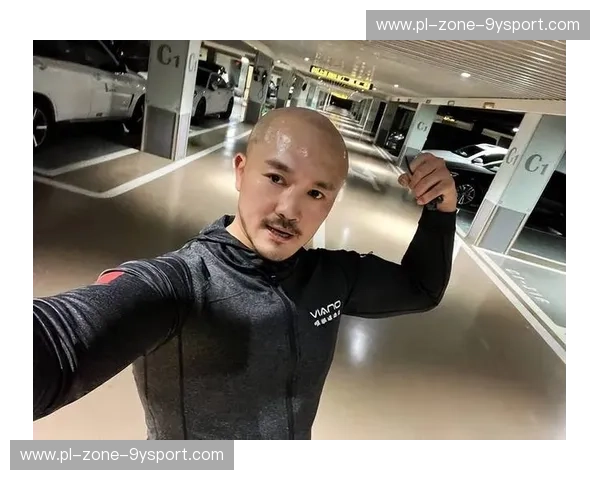 战神意志对垒东方秘术：希腊小光头vs一龙，谁才是擂台上的终极信仰？